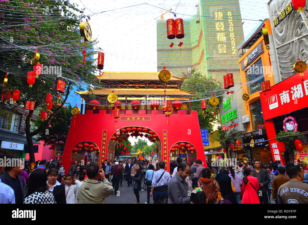 Authentisches Chinesisches Neues Jahr street scene. Die Menschen Feiern zum chinesischen Neujahrsfest auf eingerichtet. Guangzhou, China. 01.30.2014. Stockfoto