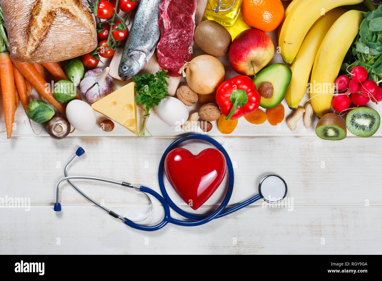 Gesunder Lebensstil und Gesundheit Konzept. Gesunde Ernährung, Herz und Stethoskop Stockfoto