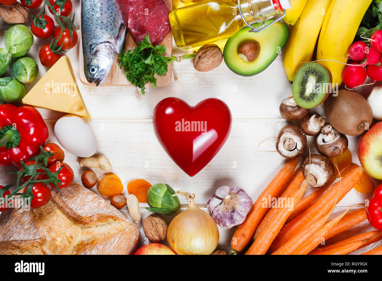 Gesunder Lebensstil und Gesundheit Konzept. Gesunde Ernährung und Herzen auf Tisch Stockfoto