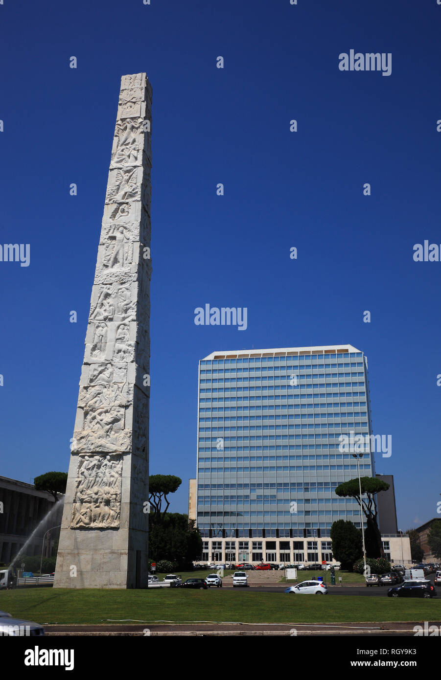 Piazza Guglielmo Marconi und Stele Obelisco di Marconi und Ausblicke der Unogas Energia Spa, Esposizione Universale di Roma, Weltausstellung Rom, EUR, I Stockfoto