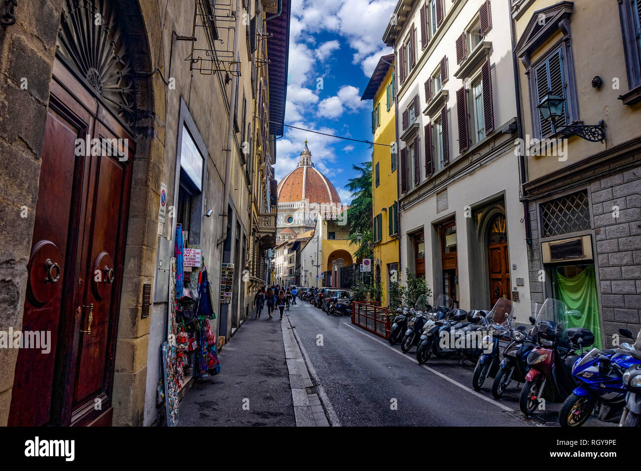 Straßen von Florenz mit Motorrädern mit dem Florance Dom am Ende Stockfoto