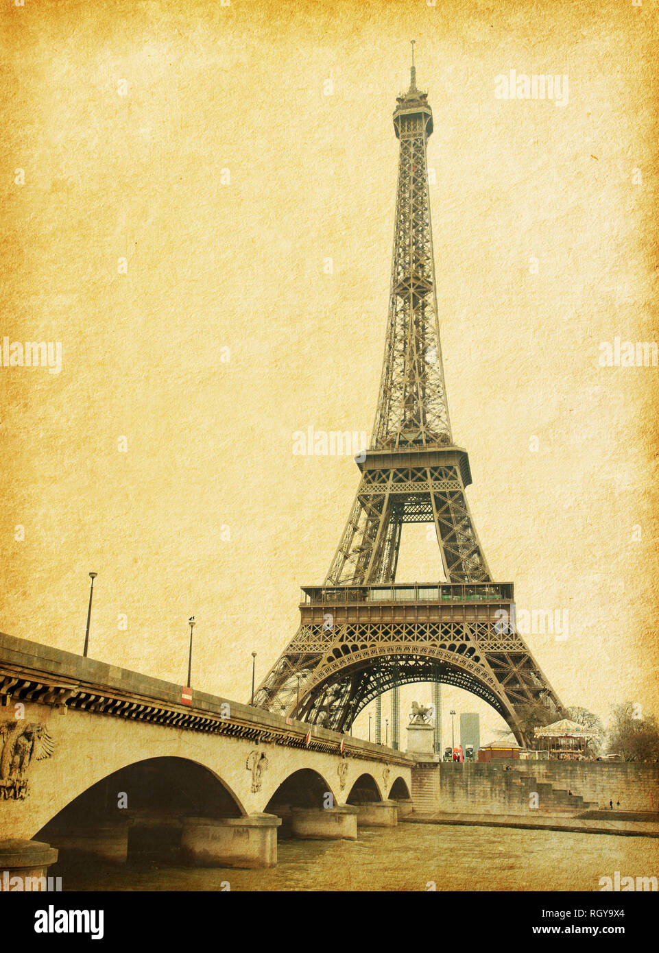 Blick auf den Eiffelturm von Seine, Paris, Frankreich. Foto im Retro-Stil. Papier Textur. Stockfoto