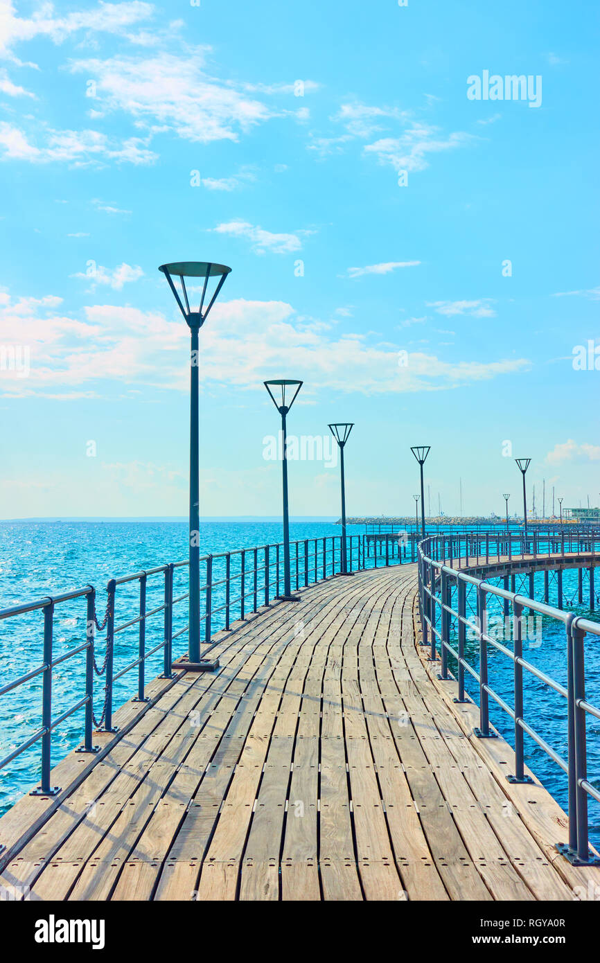 Promenade über Meer direkt an der Strandpromenade von Limassol, Zypern Stockfoto