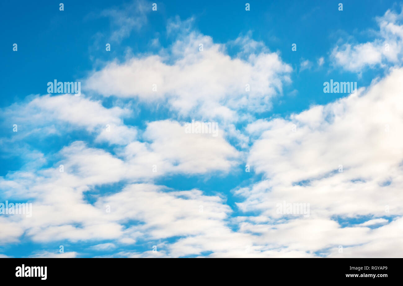 Blauer Himmel mit weißen Wolken. Tagsüber und bei schönem Wetter Stockfoto