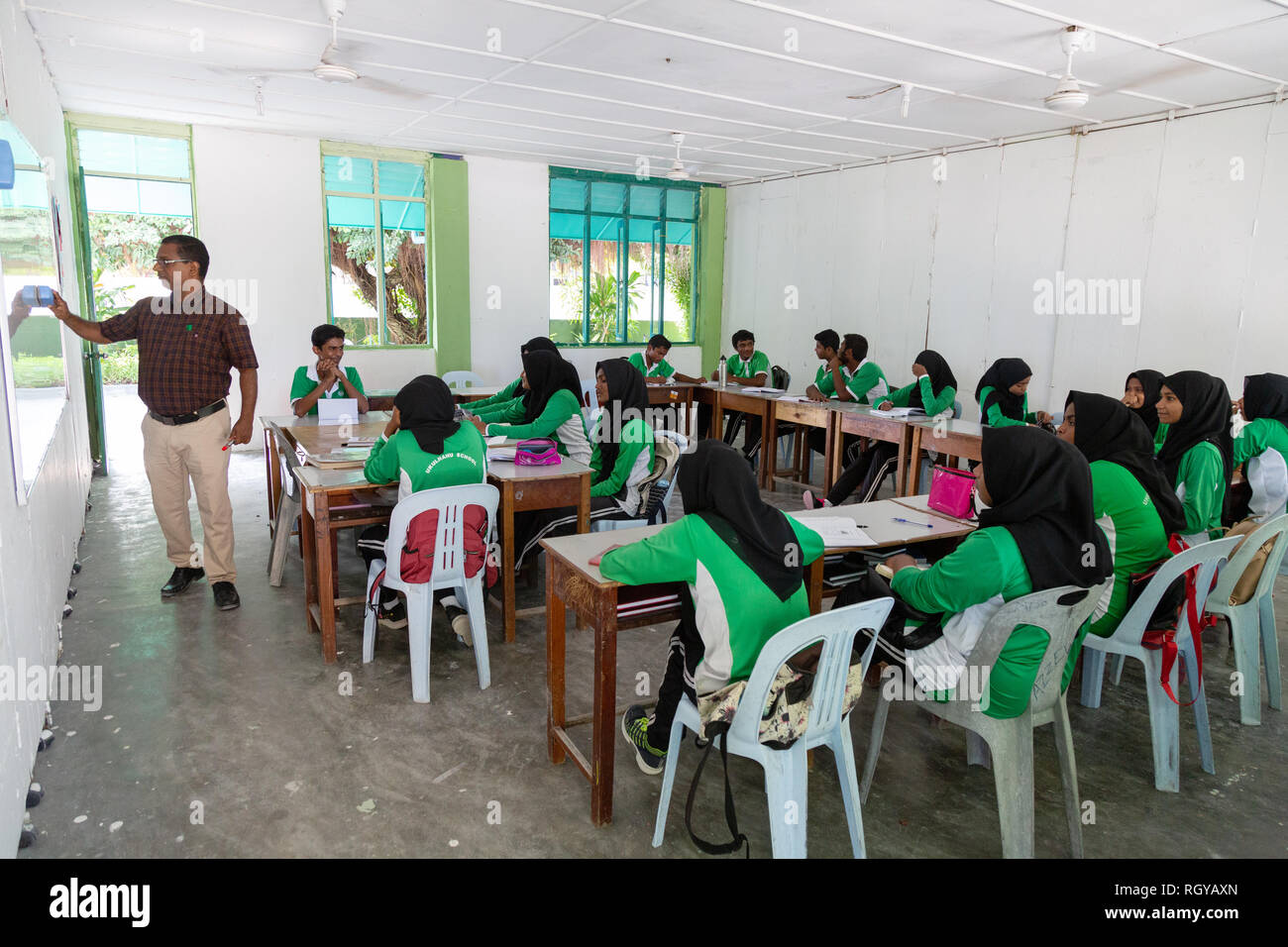 Asien Schule - ein Lehrer unterrichten einer Klasse der Sekundarstufe Schüler, Insel Ukulhas, Alif Alif Atoll, Malediven, Asien Stockfoto