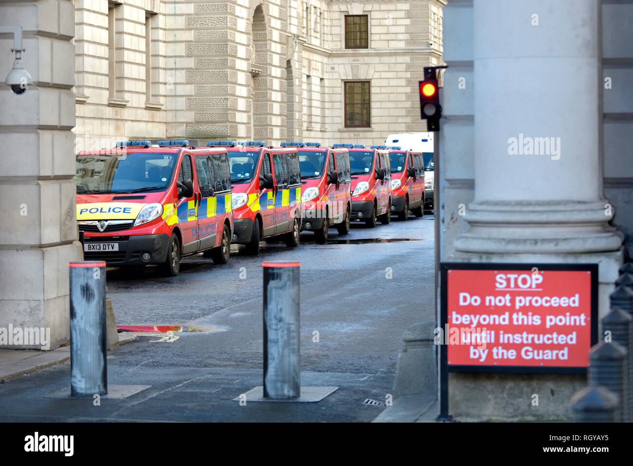London, England, UK. Zeile der geparkten Polizei Transporter in King Charles Street, Westminster (neben der Downing Street) Stockfoto