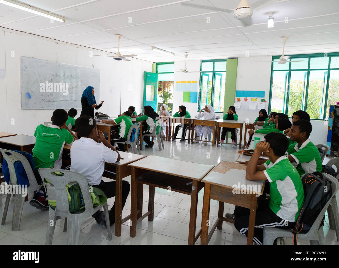 Malediven Schule - Muslimische sekundäre Schüler im Klassenzimmer, Insel Ukulhas, Malediven, Asien Stockfoto