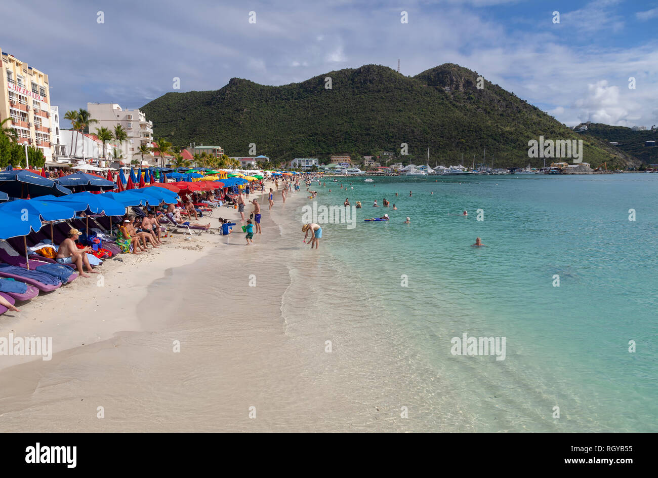Urlauber am Strand auf der Insel St. Maarten in der Karibik Stockfoto