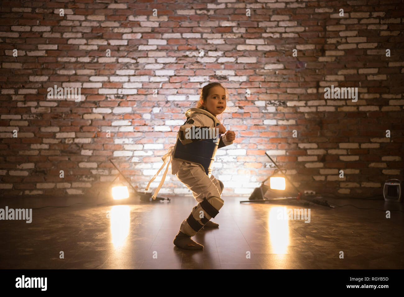 Karate Training im Studio. Ein kleines Mädchen stand in Karate Position Stockfoto