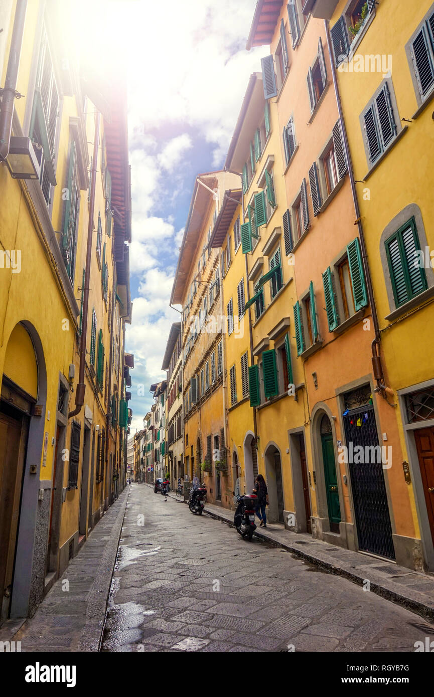 Straßen von Florenz mit Motorrädern an einem sonnigen Tag Stockfoto