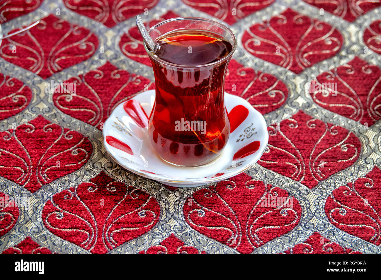 Türkischer Tee in der typischen Art und Weise serviert, in einem Glas auf ein kleines Schälchen Stockfoto