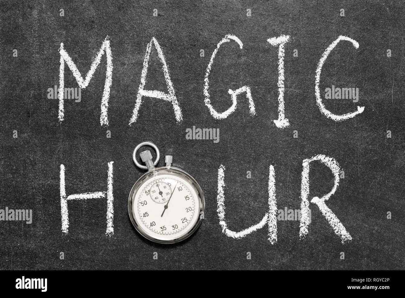 Magic Hour Konzept handgeschrieben auf Schiefertafel mit Vintage präzise Stoppuhr statt O verwendet Stockfoto
