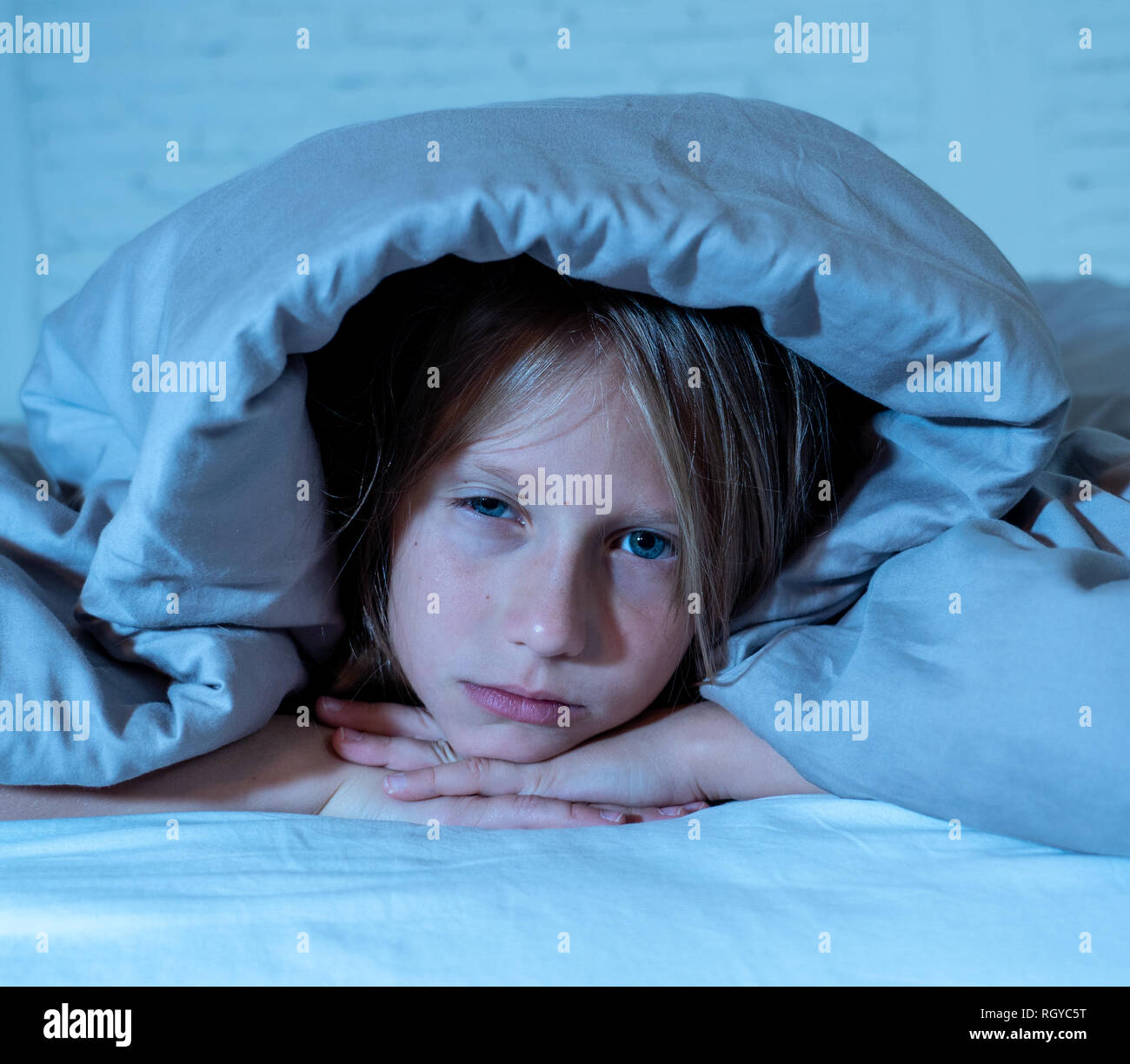Kleines mädchen im bett schlafen -Fotos und -Bildmaterial in hoher