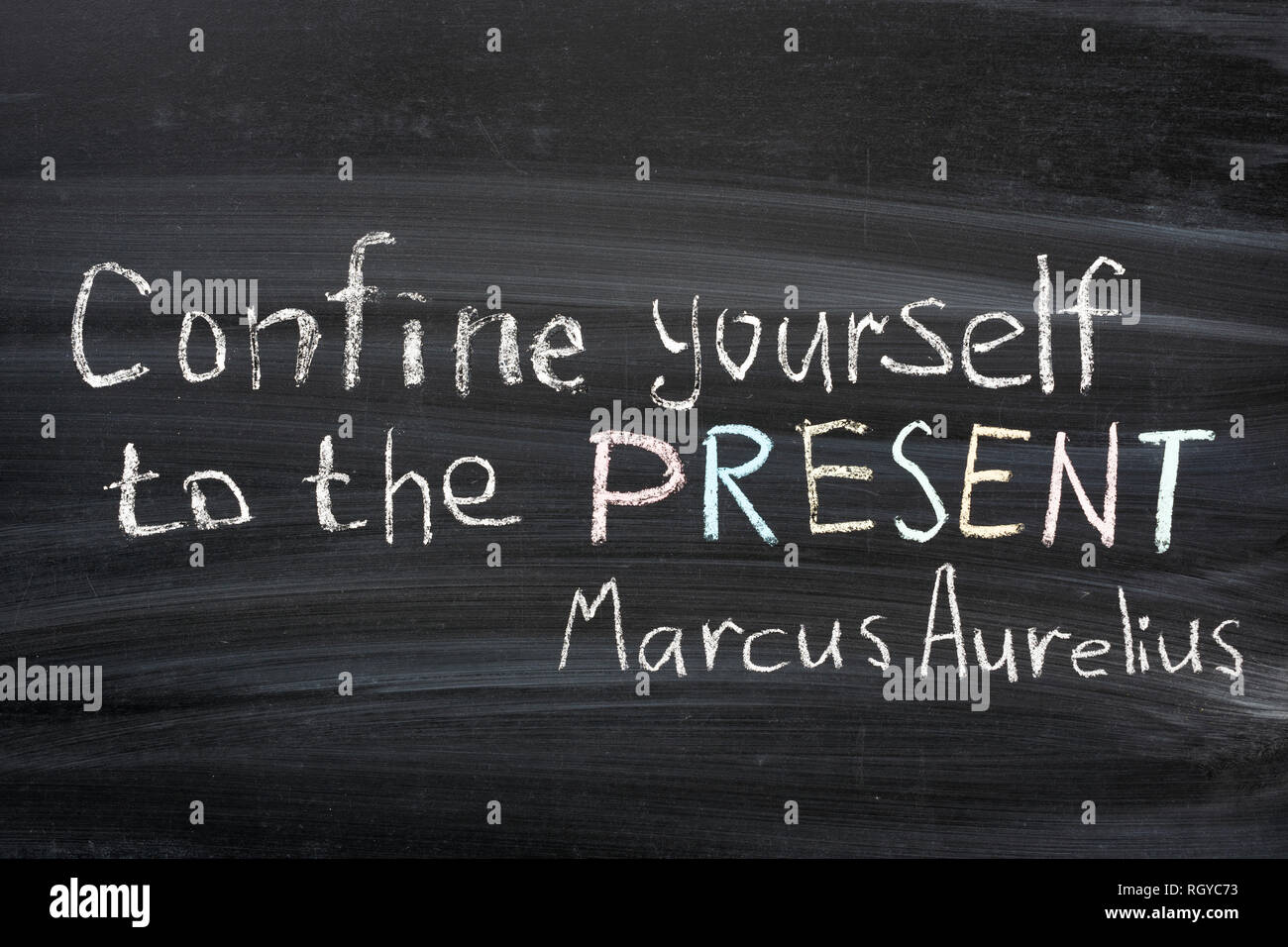Berühmte Marcus Aurelius Zitat "Beschränken Sie sich zu präsentieren", handgeschrieben auf blackboard Stockfoto