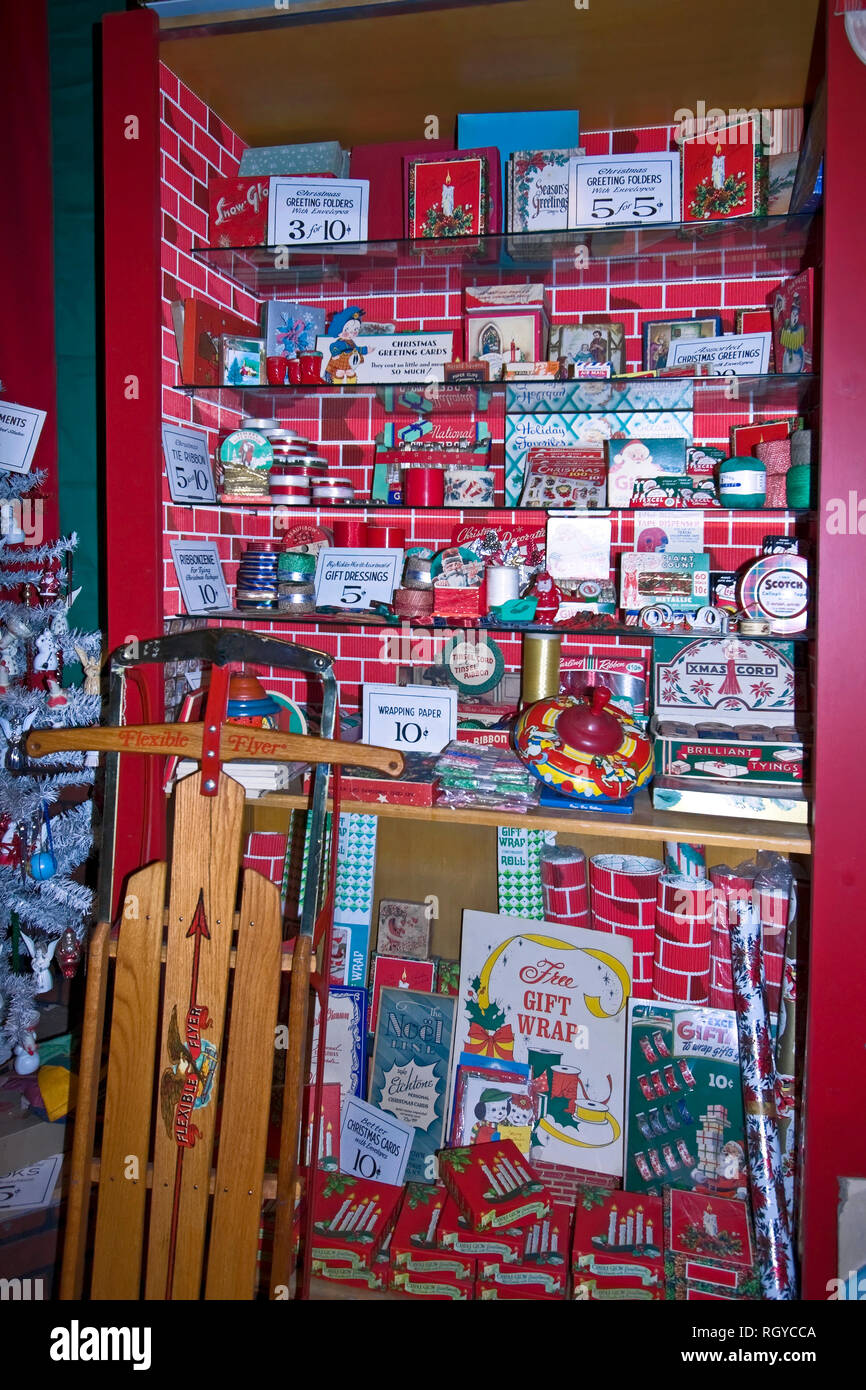 Alten shop Weihnachten Anzeige; Fünf und Groschen; Flexible Flyer Holz Schlitten; günstige Preise; Urlaub Artikel zum Verkauf; vertikale, PR Stockfoto