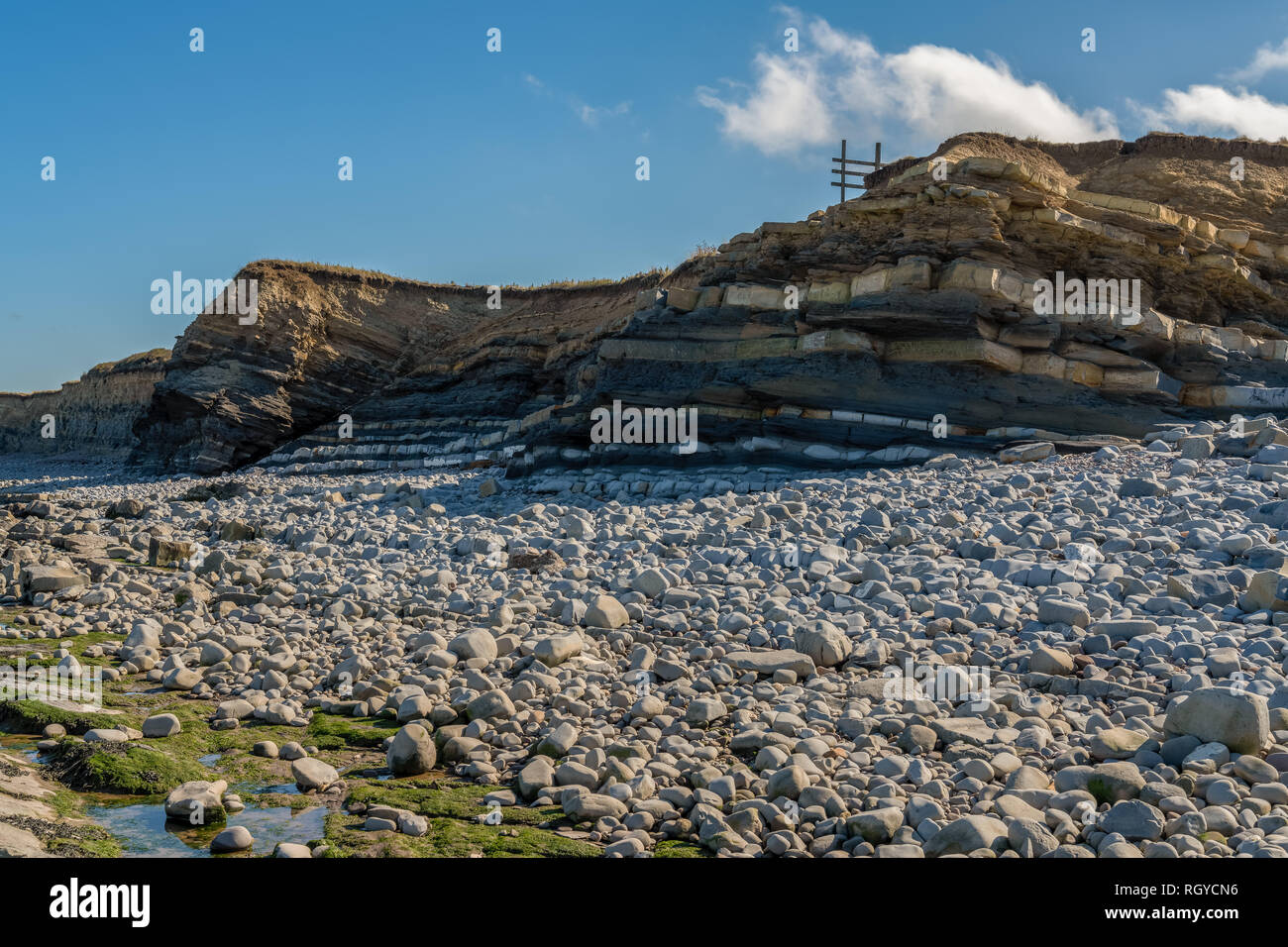 Kilve Strand in Somerset, England, Großbritannien - mit Blick auf die Klippen und Felsen Stockfoto