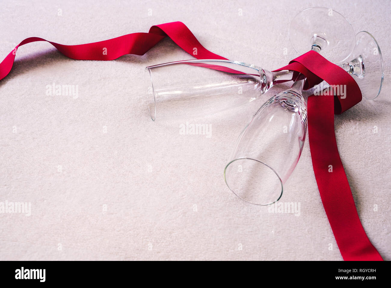 Champagnergläser mit roter Schleife verpackt. Konzept der Valentinstag oder romantische Feier, mit kopieren. Stockfoto