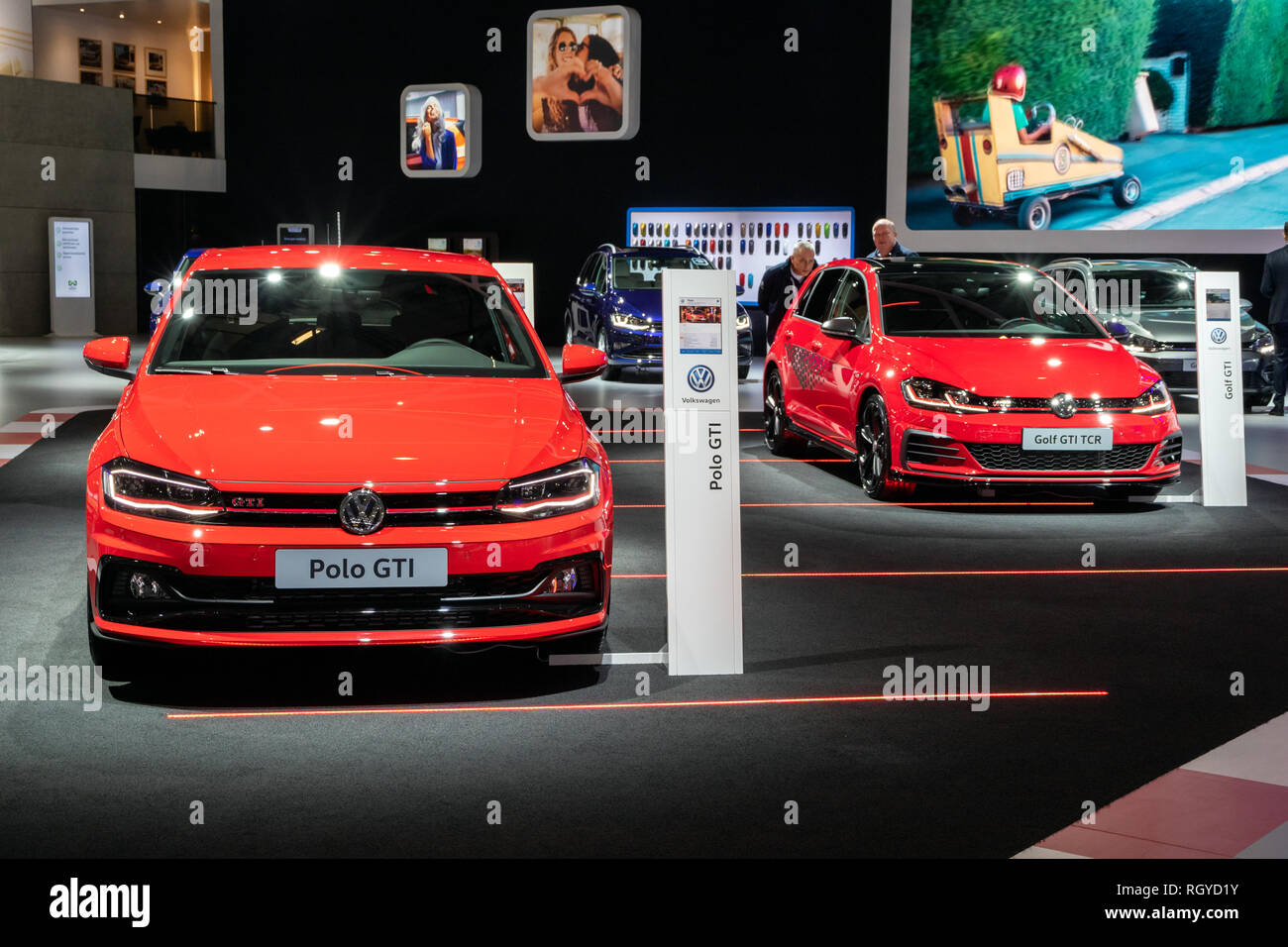 Brüssel - Jan 18, 2019: neue Volkswagen Polo GTI und Volkswagen Golf GTI TCR Autos präsentiert an der 97th Brüsseler Motor Show 2019 Autosalon. Stockfoto