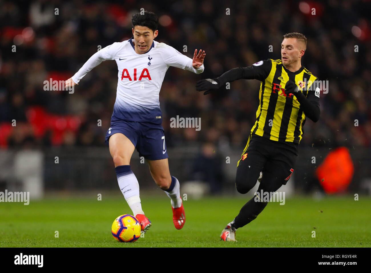 Sohn Heung-Min von Tottenham Hotspur Schlachten mit Gerard Deulofeu von Watford - Tottenham Hotspur v Watford, Premier League, Wembley Stadion, London (Wem Stockfoto