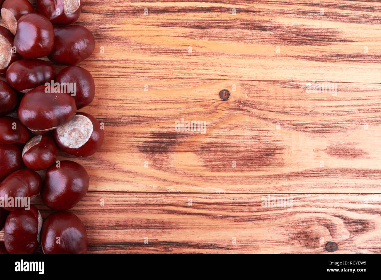 Obst Kastanie auf einem hölzernen Hintergrund Stockfoto