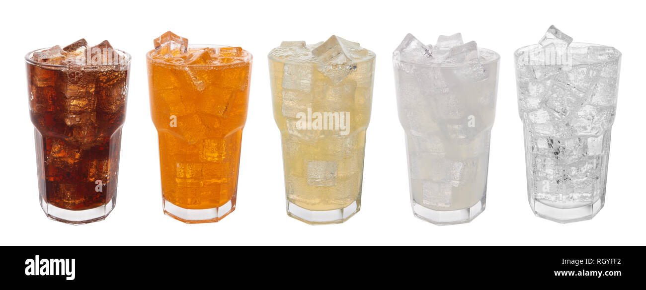 Gläser mit süße Getränke mit Eiswürfeln isoliert auf weißem Stockfoto