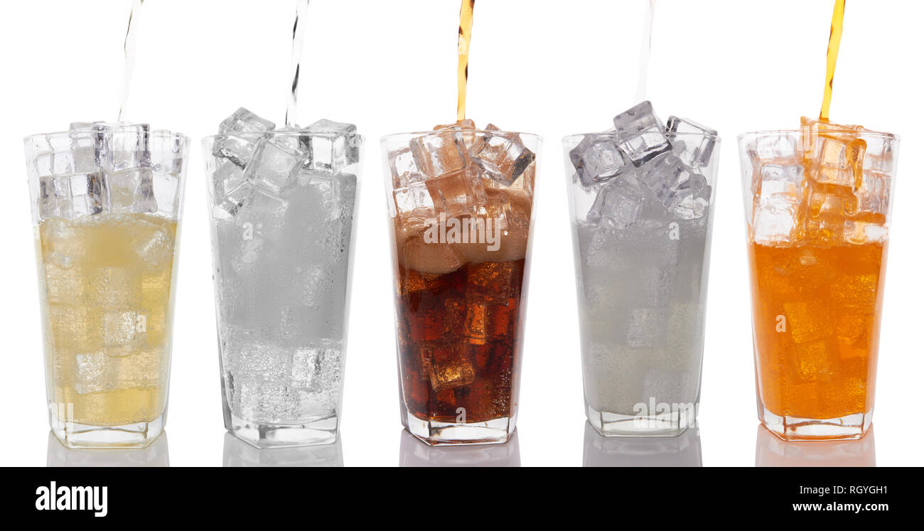 Gläser mit süße Getränke mit Eiswürfeln isoliert auf weißem Stockfoto