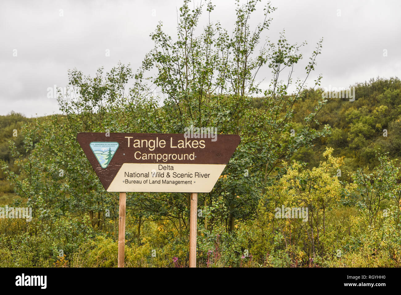 Zeichen für Tangle Lake Campground, BLM Eigentum und Management, in der Nähe der Paxson Ende der Denali Highway, Alaska, USA. Stockfoto