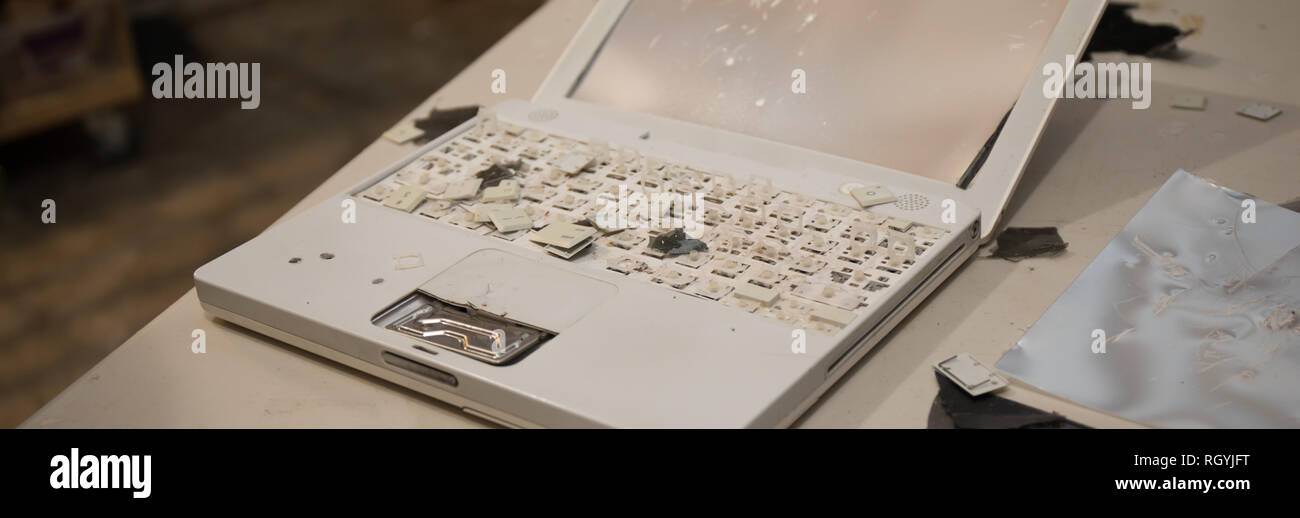 Ein Laptop Computer vollständig von einem Hämmerchen zerstört. Stockfoto