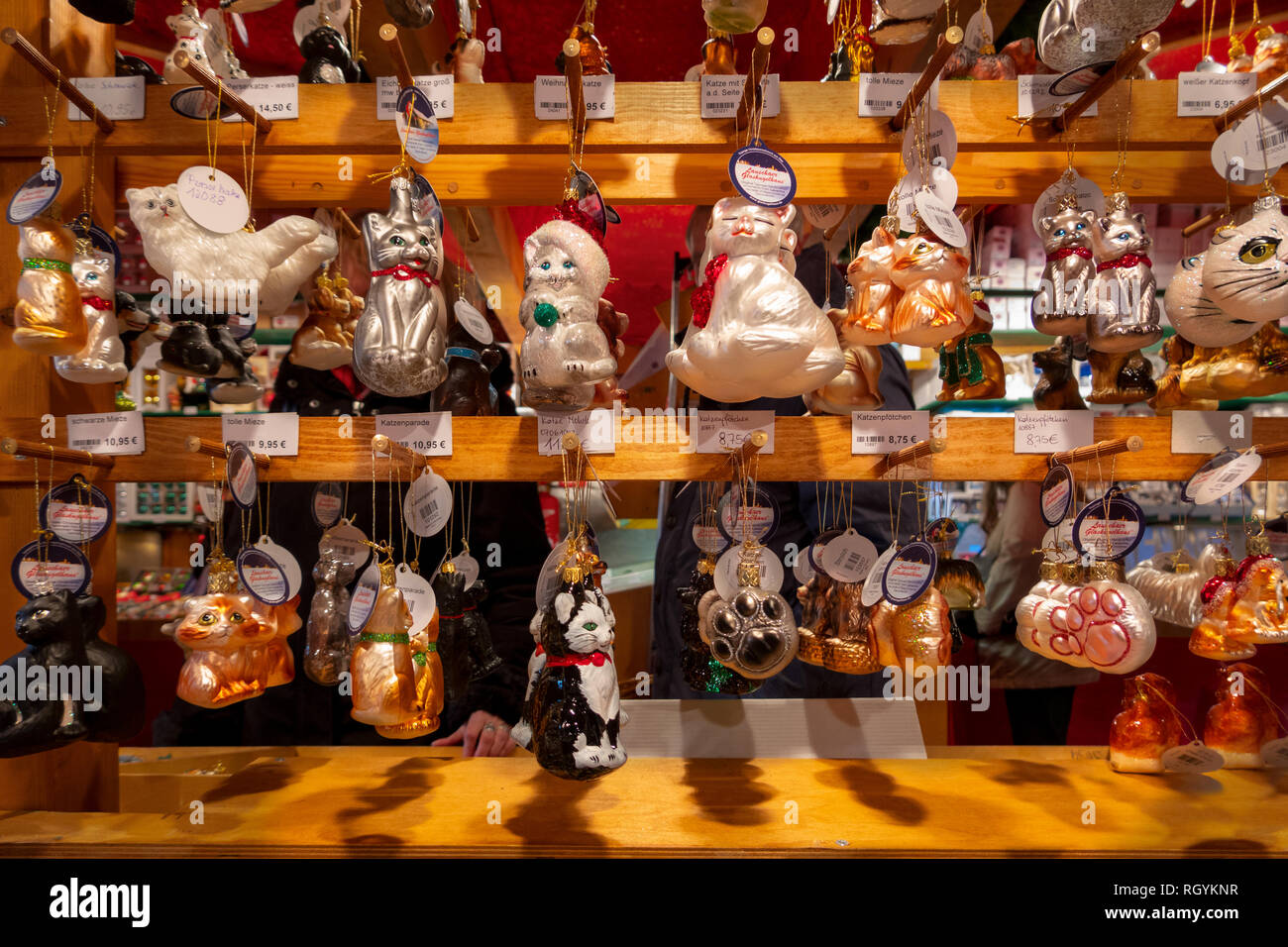 Cat Christbaumkugeln, lustige Katze und Kätzchen Weihnachtsschmuck für den Verkauf auf dem Weihnachtsmarkt Weihnachtsmarkt Alexanderplatz Berlin Stockfoto