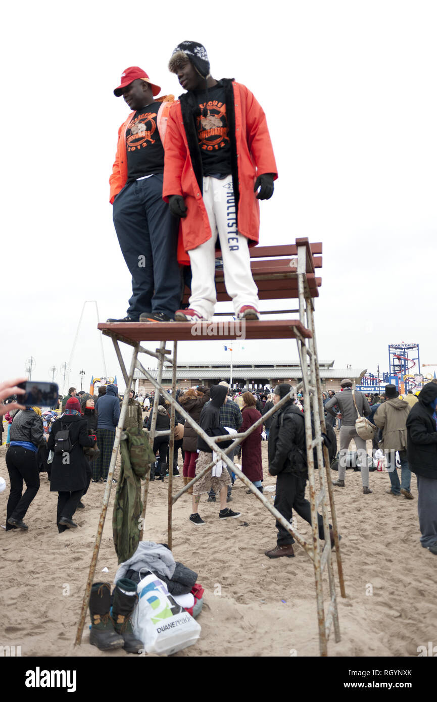 Rettungsschwimmer an Tag stürzen Jährliche Polar Bear Club des neuen Jahres in den Atlantischen Ozean auf Coney Island in Brooklyn, NY, Jan. 1, 2013. Stockfoto