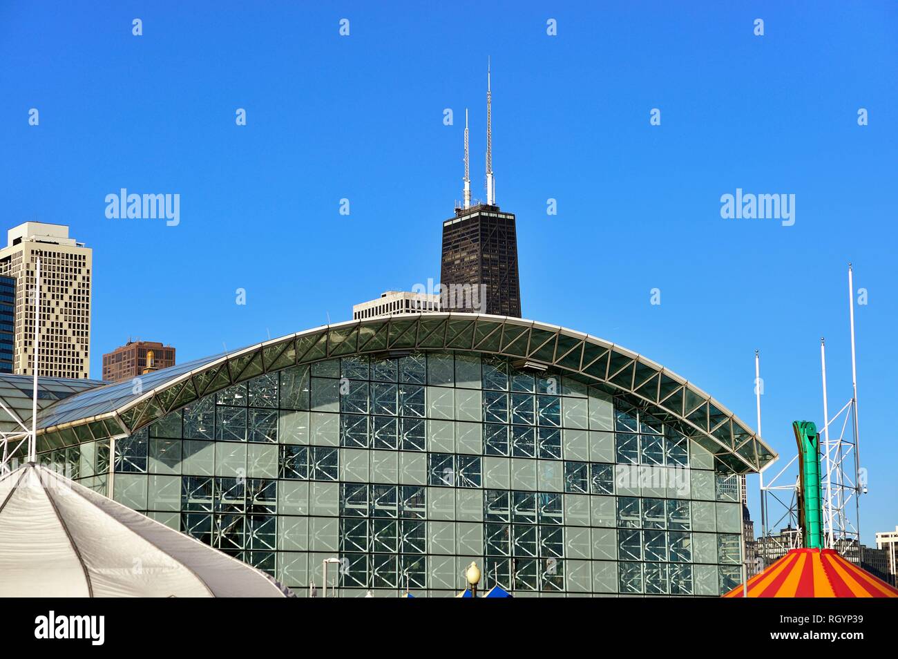 Chicago, Illinois, USA. Das östliche Ende der Navy Pier erhöht über den Vordächern von einigen seiner Fahrgeschäfte. Stockfoto