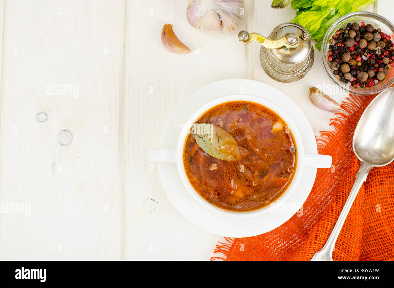 Suppe mit Gemüse auf weißem Holz- Oberfläche. Studio Foto Stockfoto