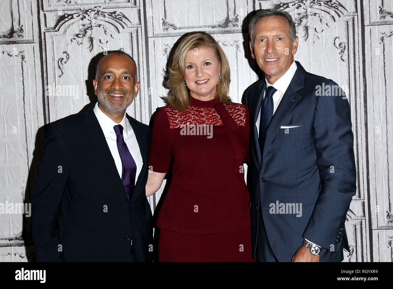 New York, USA. 07 Sep, 2016. Senior vice president für Öffentliche Angelegenheiten, dem Executive Producer von Starbucks', die sozialen Auswirkungen Medien Initiativen, Rajiv Chandrasekaran, Mitbegründer, Editor-in-Chief, der Huffington Post, Arianna Huffington, Starbucks CEO, Vorsitzender, Howard Schultz, über ein neues Projekt an inspirierenden Amerikaner sollen in Aktionen des Mitgefühls, Staatsbürgerschaft und Höflichkeit am Mittwoch, Sep 7, 2016 bauen Reihe mit Howard Schultz und Rajiv Chandrasekaran bei AOL HQ in New York, USA zu engagieren. Quelle: Steve Mack/S.D. Mack Bilder/Alamy Stockfoto