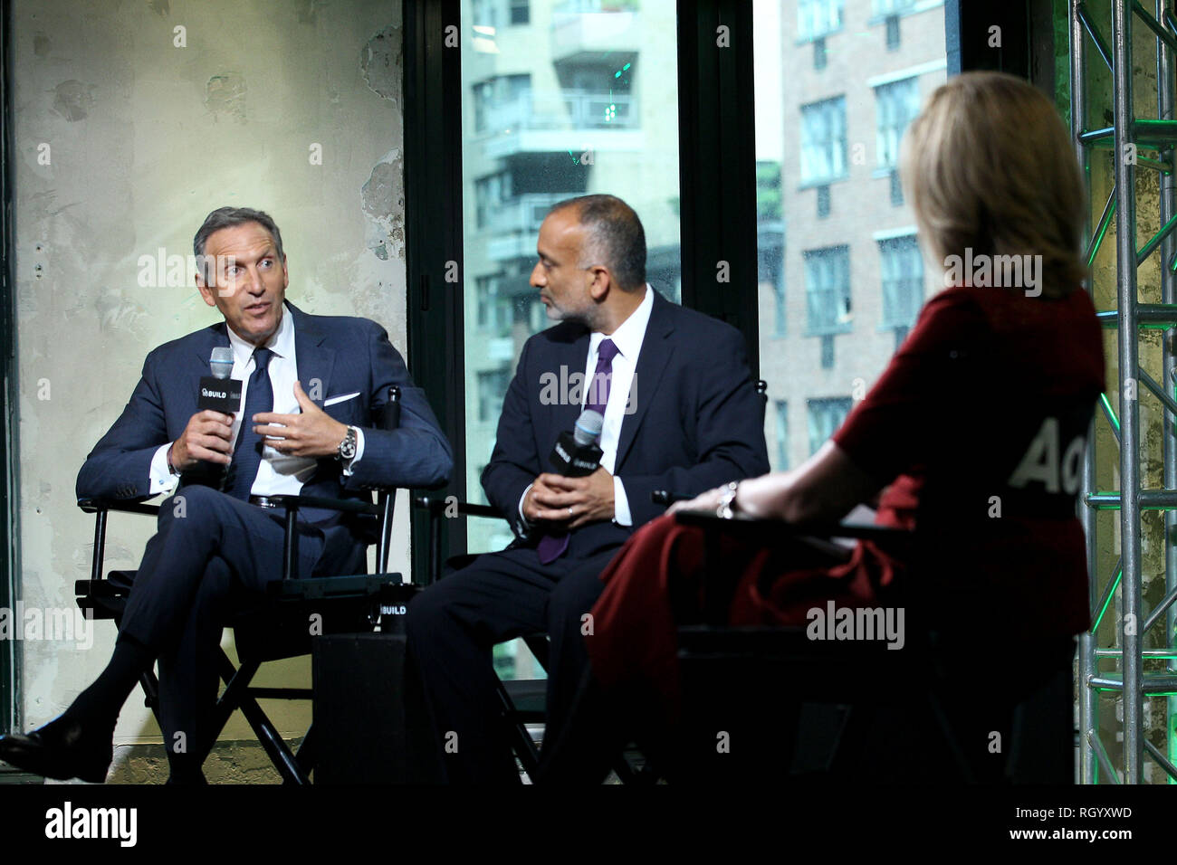 New York, USA. 07 Sep, 2016. Starbucks CEO, Vorsitzender Howard Schultz, Senior Vice President für die Öffentlichen Angelegenheiten, die Executive Producer, Starbucks', die sozialen Auswirkungen Medien Initiativen, Rajiv Chandrasekaran, Mitbegründer, Editor-in-Chief, der Huffington Post, Arianna Huffington, über ein neues Projekt an inspirierenden Amerikaner sollen in Aktionen des Mitgefühls, Staatsbürgerschaft und Höflichkeit am Mittwoch, Sep 7, 2016 bauen Reihe mit Howard Schultz und Rajiv Chandrasekaran bei AOL HQ in New York, USA zu engagieren. Quelle: Steve Mack/S.D. Mack Bilder/Alamy Stockfoto