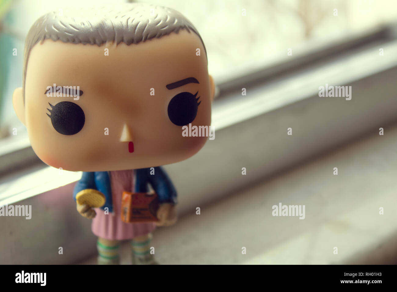 Illustrative Editorial von Funko Pop Action Figur von Elf mit eggos Waffeln, fiktive Figur aus der Serie Netflix fremder Sachen. Stockfoto