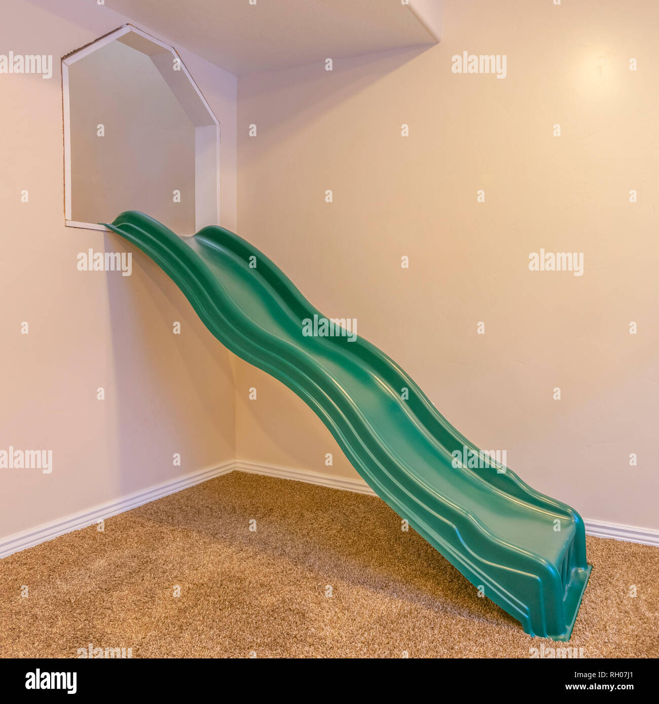 Ein Hallenbad Kinderspielplatz mit grüner Folie Stockfoto