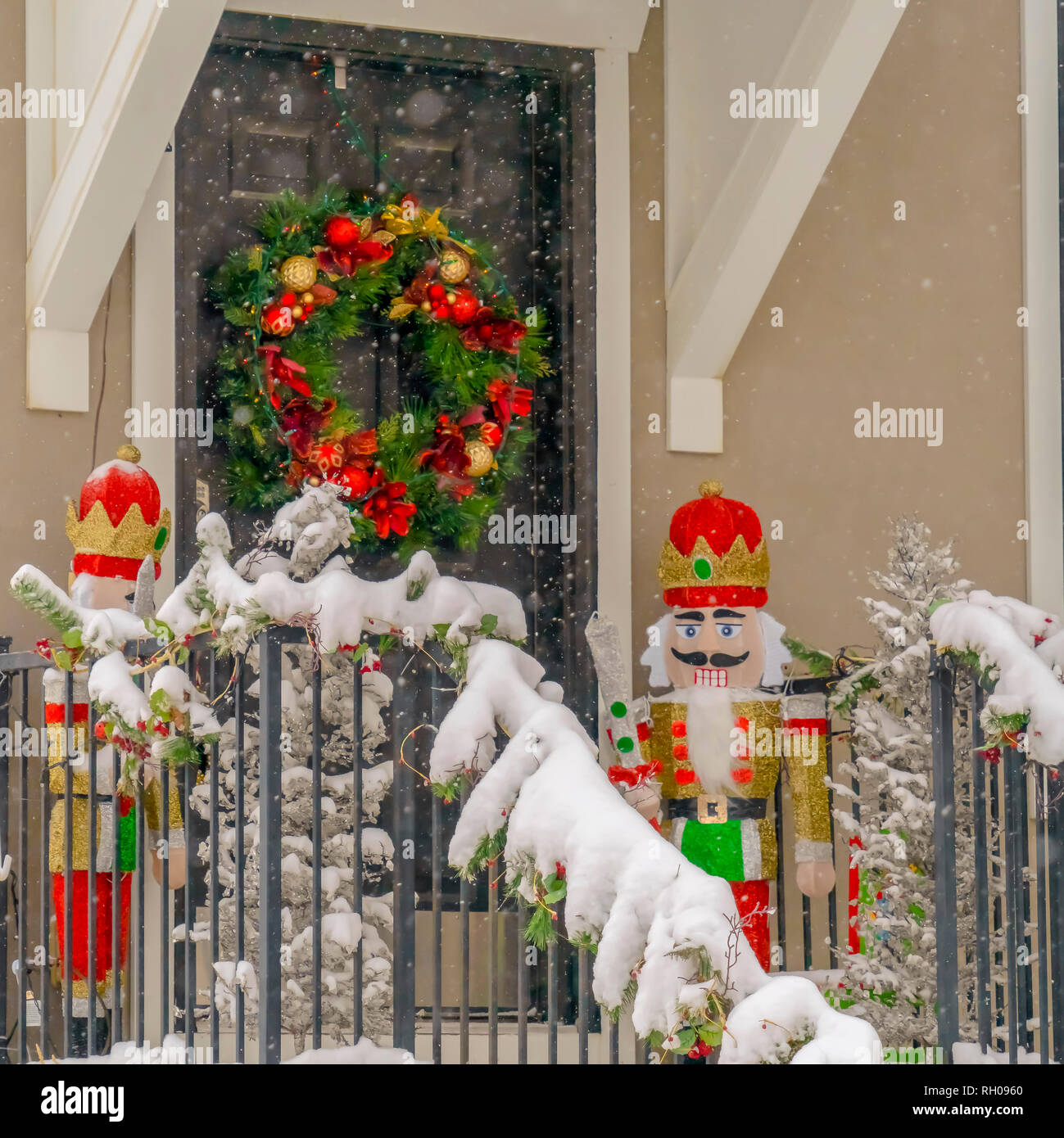 Schöne Weihnachten Dekorationen auf einer verschneiten Veranda Stockfoto