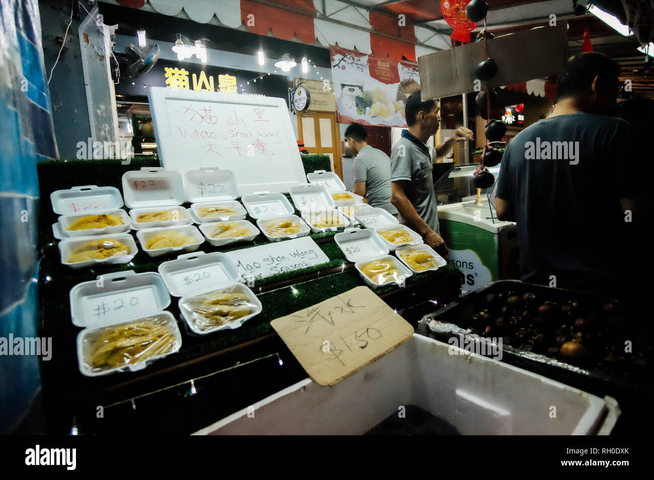 Singapur, Singapur, Singapur. 25 Jan, 2019. Durian auf einem Rack zum Verkauf gesehen mit Preis tags während der Basar. Wie das chinesische Neujahr geschlossen, lokalen Chinesischen Singaporeans der Basar an der Temple Street, Chinatown, Dekorationen, Essen kaufen oder einfach nur eine gute Zeit haben. Credit: Irham Abdul Halim/SOPA Images/ZUMA Draht/Alamy leben Nachrichten Stockfoto