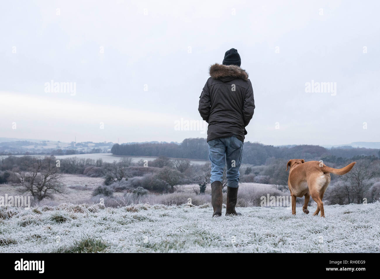 Cardiff, Wales, UK. 31. Januar 2019. UK Wetter: ein Mann und Hund gehen in heavy Frost als kälteeinbruch Streiks viel von Großbritannien. Credit: Mark Hawkins/Alamy leben Nachrichten Stockfoto