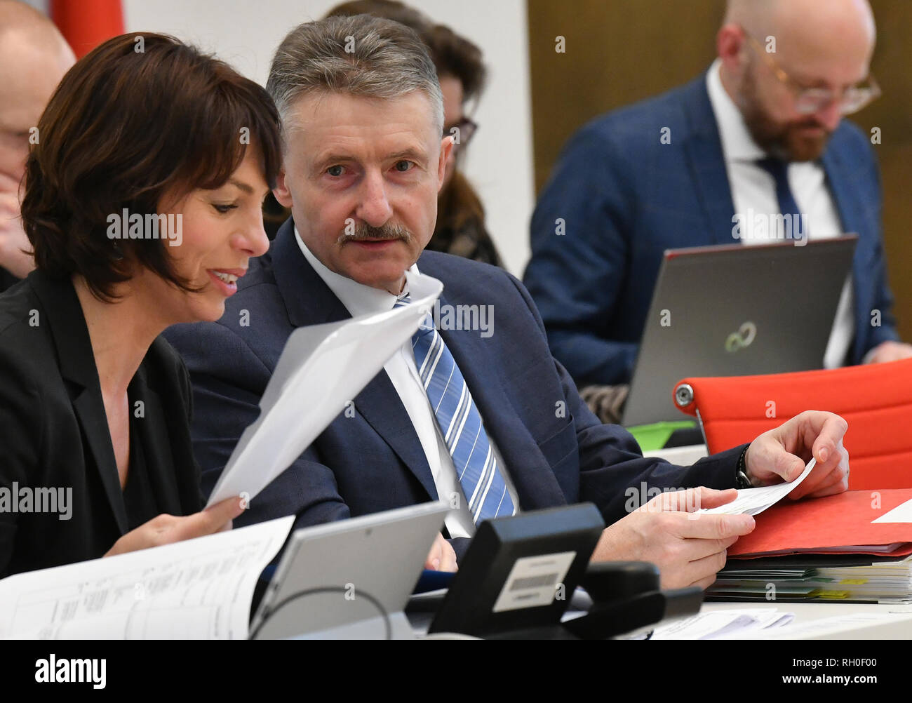 31. Januar 2019, Brandenburg, Potsdam: Karl-Heinz Schröter (SPD, r), Minister des Innern des Landes Brandenburg, im Gespräch mit Susanna Karawnskij (Die Linke), Minister der Gesundheit von Brandenburg, bei der Debatte des Landtags. Die parlamentarier Fragen der sozialen Gerechtigkeit und der verschiedenen Rechnungen diskutieren. Foto: Bernd Settnik/dpa-Zentralbild/dpa Stockfoto