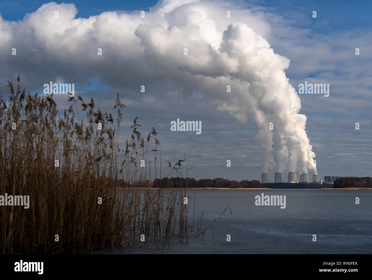 Maust, Deutschland. 31 Jan, 2019. Wasserdampf steigt aus den Kühltürmen der Jänschwalde braunkohlegefeuerten Kraftwerk der Lausitz Energie Bergbau AG (Leag). Mitarbeiter der Lausitz-basierte Bergbau- und Energieunternehmen LEAG sind in Cottbus über die Vorschläge auf Braunkohle Phase informiert. Credit: Monika Skolimowska/dpa-Zentralbild/dpa/Alamy leben Nachrichten Stockfoto