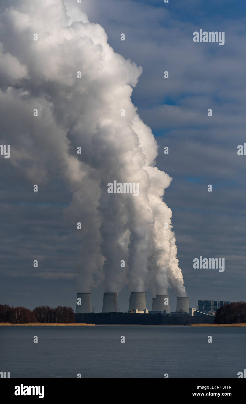 Maust, Deutschland. 31 Jan, 2019. Wasserdampf steigt aus den Kühltürmen der Jänschwalde braunkohlegefeuerten Kraftwerk der Lausitz Energie Bergbau AG (Leag). Mitarbeiter der Lausitz-basierte Bergbau- und Energieunternehmen LEAG sind in Cottbus über die Vorschläge auf Braunkohle Phase informiert. Credit: Monika Skolimowska/dpa-Zentralbild/dpa/Alamy leben Nachrichten Stockfoto