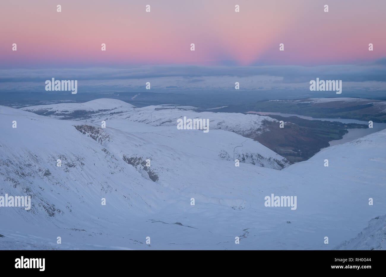 Ullswater, Lake District, England. 30 Jan, 2019. Schwer fassbaren anticrepuscular strahlen eine Twilight Phänomene an der antisolar Punkt am Himmel. Credit: Rafael Garea-Balado/Alamy leben Nachrichten Stockfoto