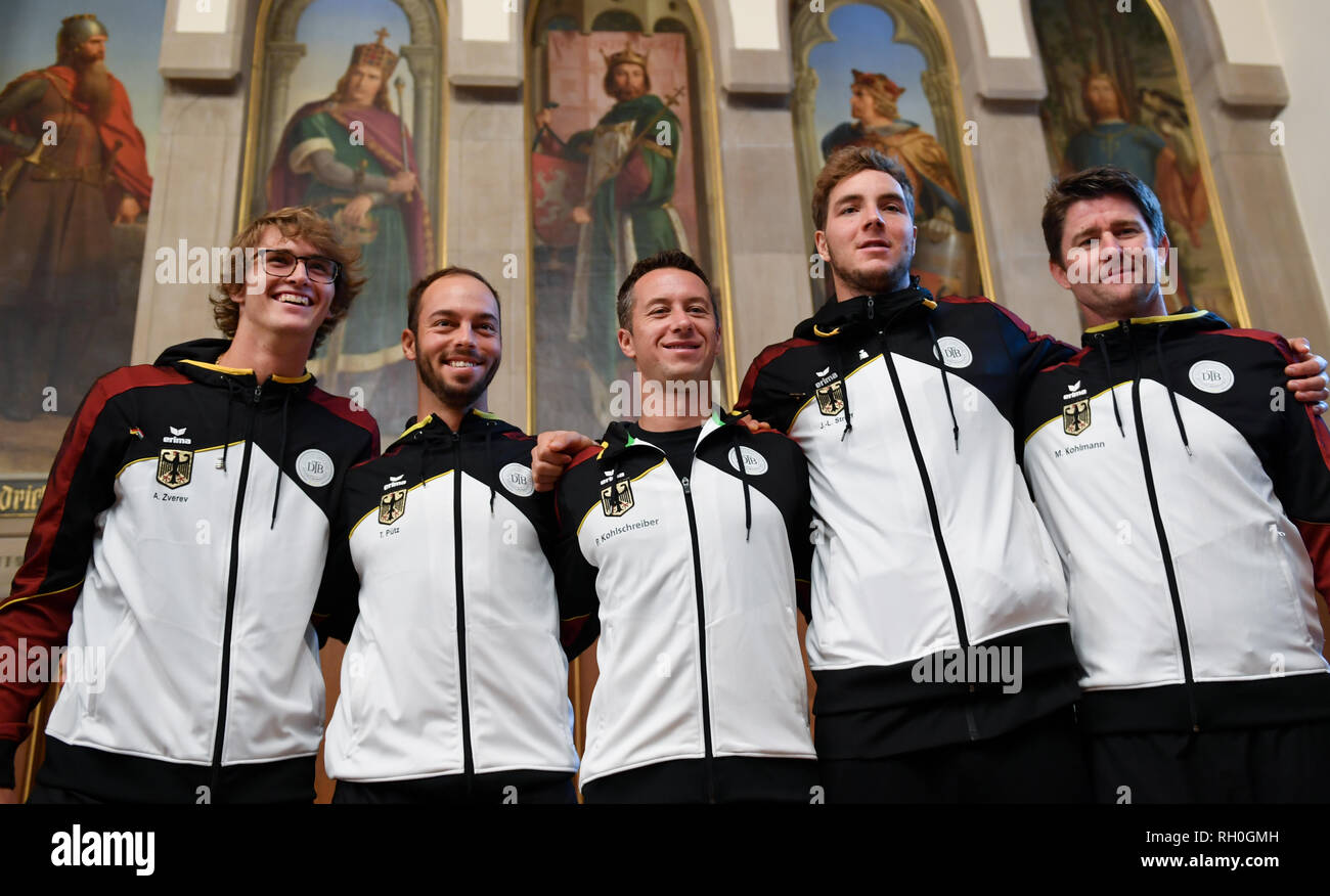 31 Januar 2019, Hessen, Frankfurt/Main: Die deutsche Tennisspieler Alexander Zverev (L-R), Tim Pütz, Philipp Kohlschreiber und Jan-Lennard Struff sowie Team Kapitän Michael Kohlmann wird die Porträts der Kaiser und Könige nach der Auslosung der ersten Runde des Davis Cup match Deutschland gegen Ungarn im Kaisersaal des Römer. Die beiden Teams werden an der Fraport Arena treffen am 1. Februar und 2. Foto: Arne Dedert/dpa Stockfoto