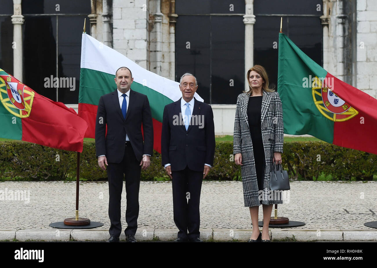 Lissabon. 30 Jan, 2019. Portugiesische Präsident Marcelo Rebelo de Sousa (C) begrüßt den Besuch bulgarischer Präsident Pansen Radev (L) und seine Frau Desislava Radeva im Hieronymus-Kloster in Lissabon, Portugal, Jan. 30, 2019. Die Beziehung zwischen Bulgarien und Portugal ist ein Symbol für die Zukunft Europas als die beiden Länder zusammenarbeiten können und Dialog gedrückt, während Sie auf der Suche nach Gemeinsamkeiten auf der Basis der Europäischen Werte, Besuch bulgarischer Präsident Pansen Radev sagte hier Mittwoch. Credit: Zhang Liyun/Xinhua/Alamy leben Nachrichten Stockfoto