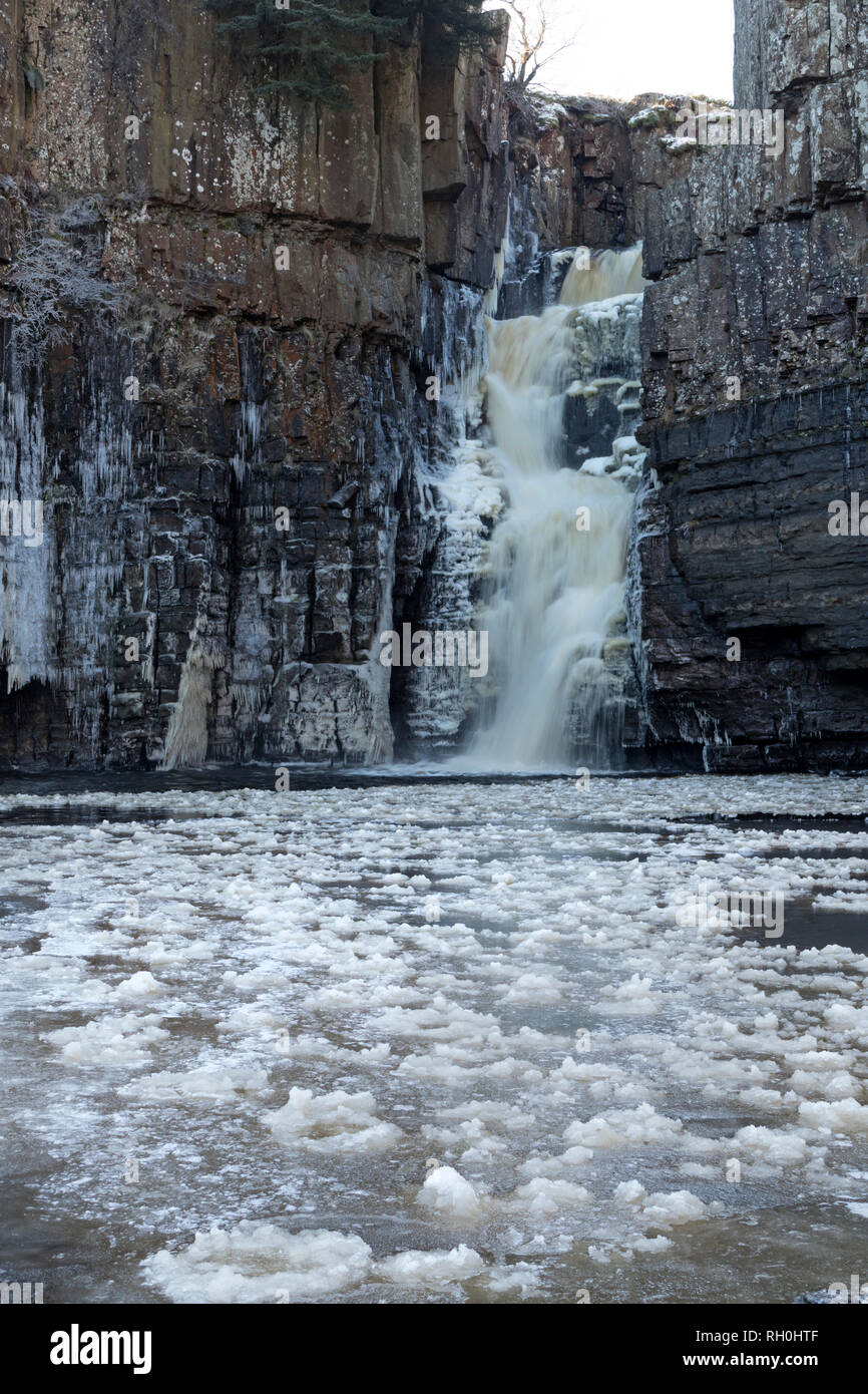 Hohe Kraft, Middleton-in-Teesdale, County Durham, UK. Donnerstag, 31. Januar 2019. UK Wetter. Nachdem die Temperaturen fallen auf bis zu minus 14 in einigen Bereichen über Nacht, den Fluss T-Stücken und den Wasserfall von hoher Kraft in der Nähe von Middleton-in-Teesdale spektakulär aussah, als Sie begannen über Einzufrieren. Quelle: David Forster/Alamy leben Nachrichten Stockfoto