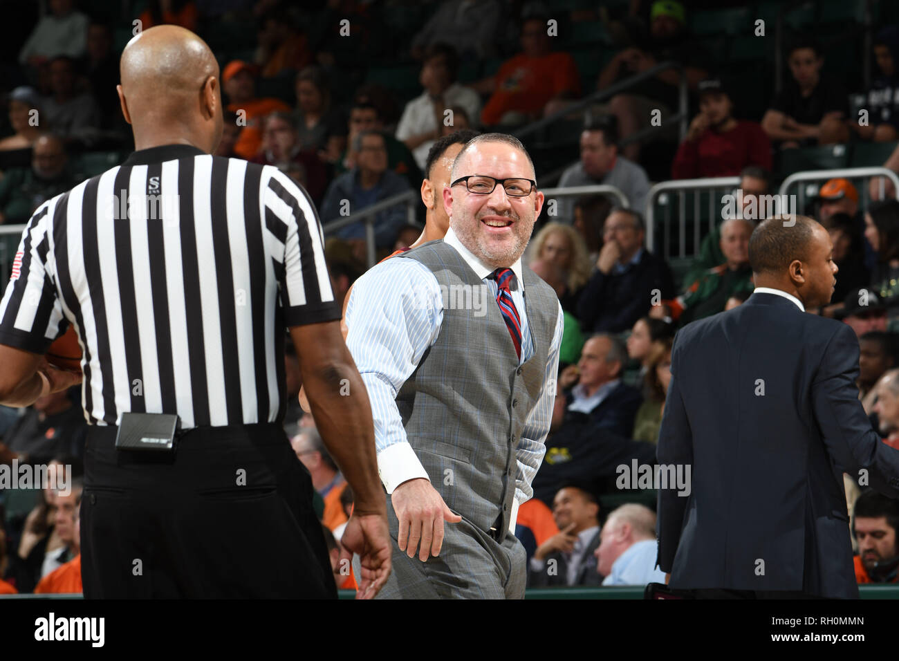 Coral Gables, Florida, USA. 30 Jan, 2019. Head Coach Buzz Williams von Virginia Tech Chats mit Schiedsrichter Jeffrey Anderson während der NCAA Basketball Spiel zwischen dem Miami Hurrikane und die Virginia Tech Hokies in Coral Gables, Florida. Die Hokies besiegten die "Stöcke 82-70. Credit: Csm/Alamy leben Nachrichten Stockfoto