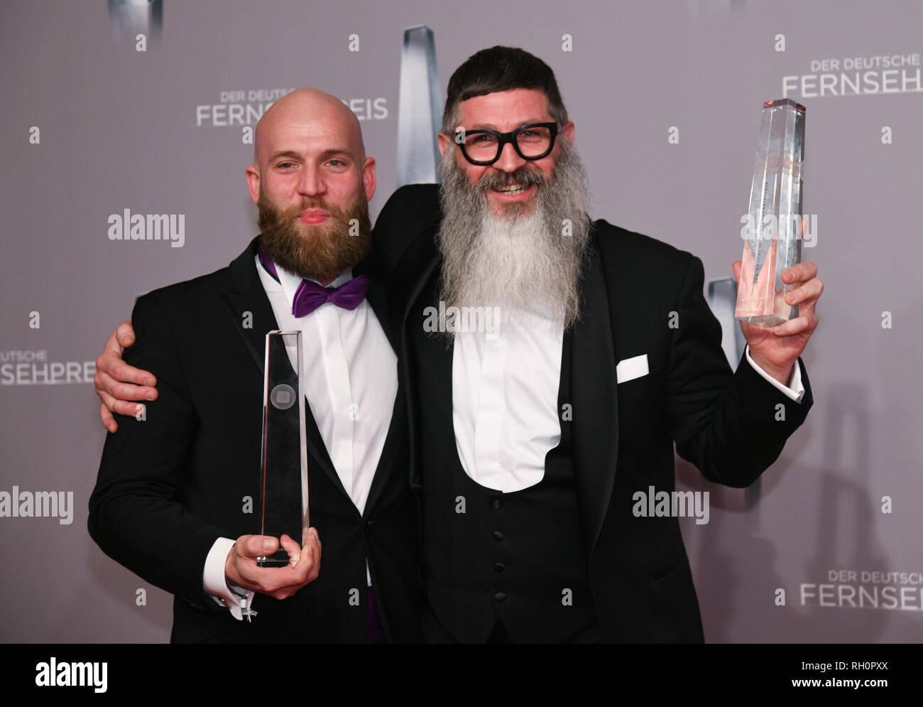 31. Januar 2019, Nordrhein-Westfalen, Düsseldorf: Guido Heinz Frinken (r) und Oli Egon Ide freuen uns über die Auszeichnung in der Kategorie 'Beste Ausrüstung zeigen' für 'Das große Backen zu empfangen", nachdem Sie den Deutschen Fernsehpreis 2019. Zum 20. Mal, den Deutschen Fernsehpreis gespendet von ARD, RTL, SAT.1 und ZDF verliehen. Foto: Henning Kaiser/dpa Stockfoto