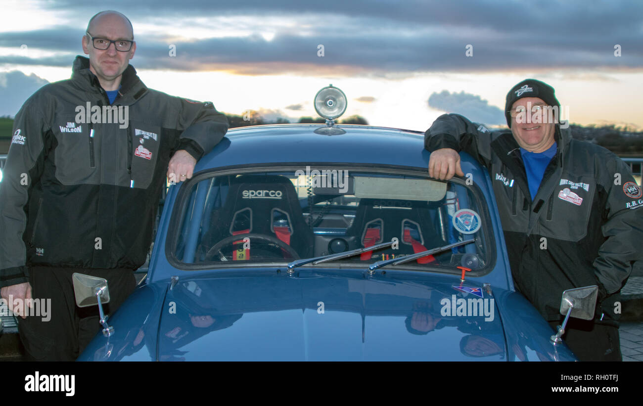 Clydebank, Schottland, Großbritannien. 30. Januar, 2019. Die 22. Rallye Monte-Carlo Historique (Rallye Monte Carlo Historische) hat Aus Queens' Kai, Clydebank, West Dunbartonshire eingestellt. Es war das zweite Mal die Stadt hatte die Veranstaltung, die zuletzt 2012 gehostet wird. Menschenmengen erwies sich die Dutzende Oldtimer neben dem ikonischen Titan Kran geparkt. Als der Abend fiel, Ratsherr Denis Agnew von West Dunbartonshire Rat die schottische Flagge gehisst, die Saltire, zum Anfang markieren. 17 der klassischen Autos wird einige 1.285 Meilen (2.068 Kilometer). Iain McGuinness/Alamy leben Nachrichten Stockfoto