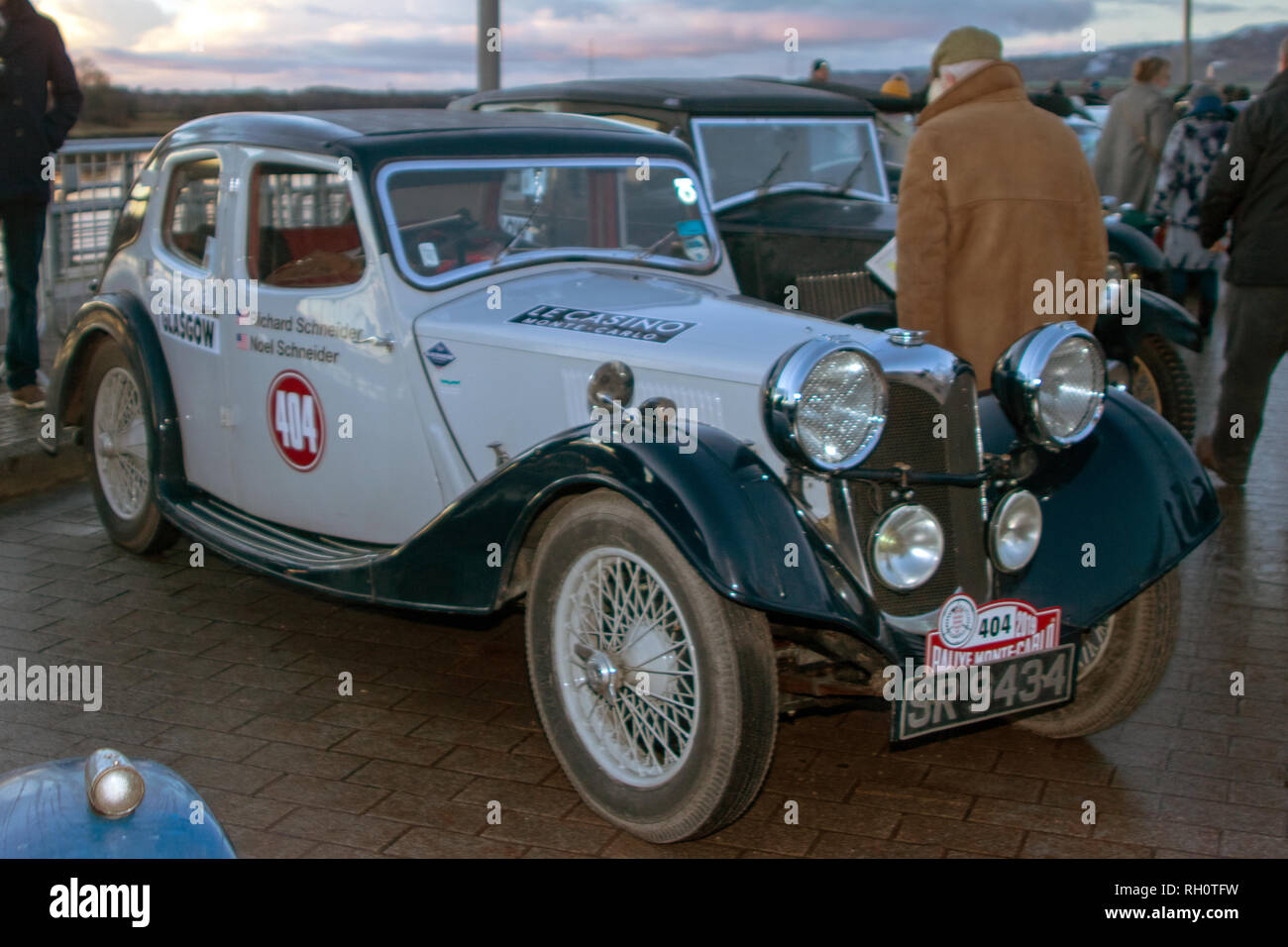 Clydebank, Schottland, Großbritannien. 30. Januar, 2019. Die 22. Rallye Monte-Carlo Historique (Rallye Monte Carlo Historische) hat Aus Queens' Kai, Clydebank, West Dunbartonshire eingestellt. Es war das zweite Mal die Stadt hatte die Veranstaltung, die zuletzt 2012 gehostet wird. Menschenmengen erwies sich die Dutzende Oldtimer neben dem ikonischen Titan Kran geparkt. Als der Abend fiel, Ratsherr Denis Agnew von West Dunbartonshire Rat die schottische Flagge gehisst, die Saltire, zum Anfang markieren. 17 der klassischen Autos wird einige 1.285 Meilen (2.068 Kilometer). Iain McGuinness/Alamy leben Nachrichten Stockfoto